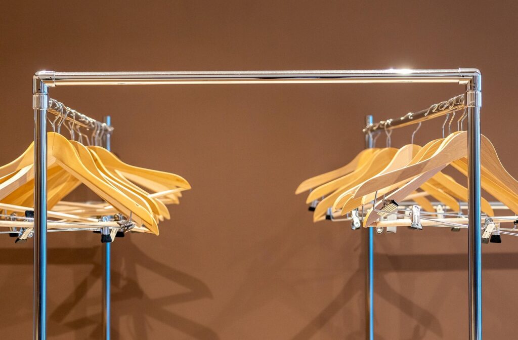 Texto 15 artcom Arara de Parede de Roupas: Guia Completo, Profissional e Atualizado para Organização, Exposição e Performance no Varejo
